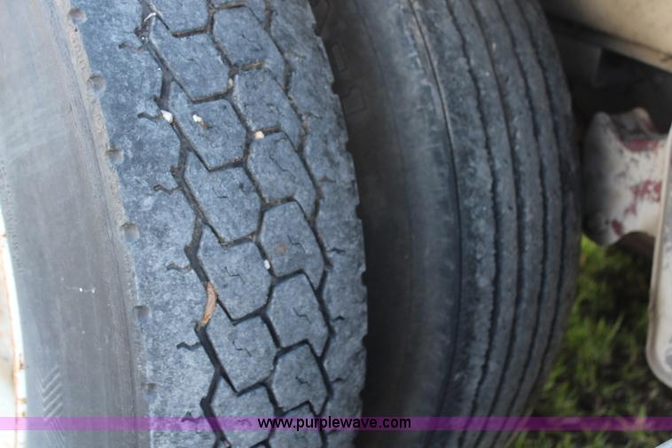 image for item G5346 1986 Wilson 48' cattle pot trailer