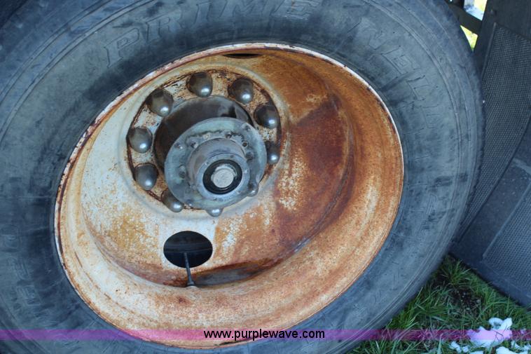 image for item G5346 1986 Wilson 48' cattle pot trailer