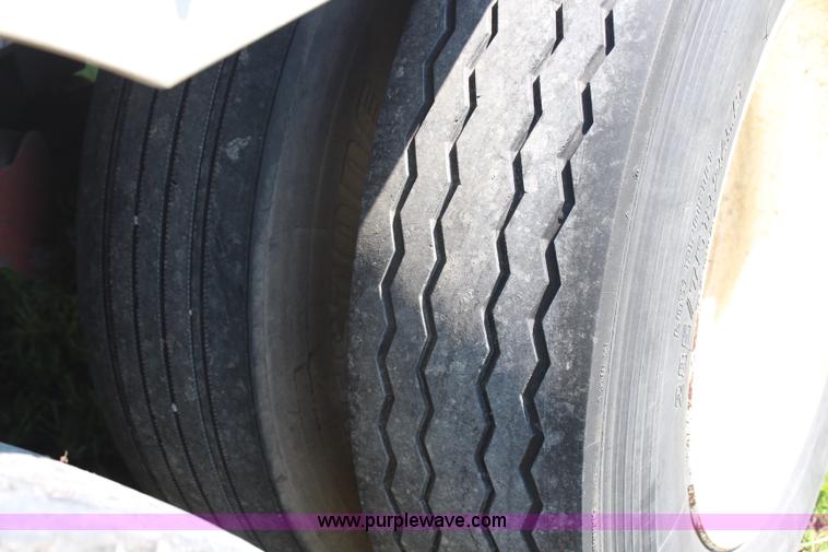 image for item G5346 1986 Wilson 48' cattle pot trailer