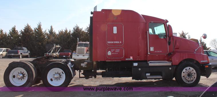 image for item G5357 1995 Kenworth T600 semi truck