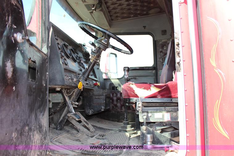 image for item G5357 1995 Kenworth T600 semi truck