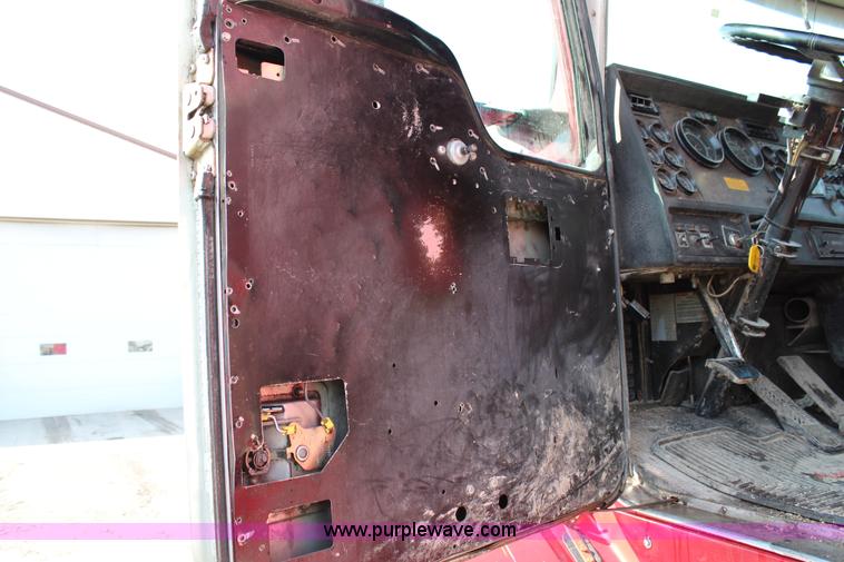 image for item G5357 1995 Kenworth T600 semi truck