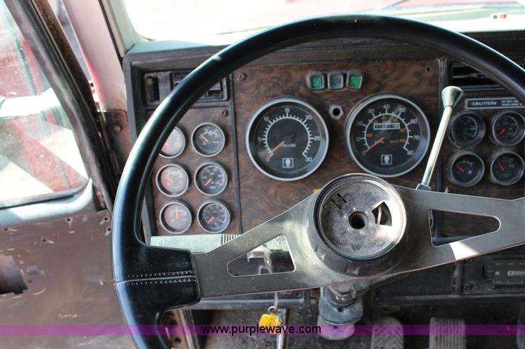 image for item G5357 1995 Kenworth T600 semi truck