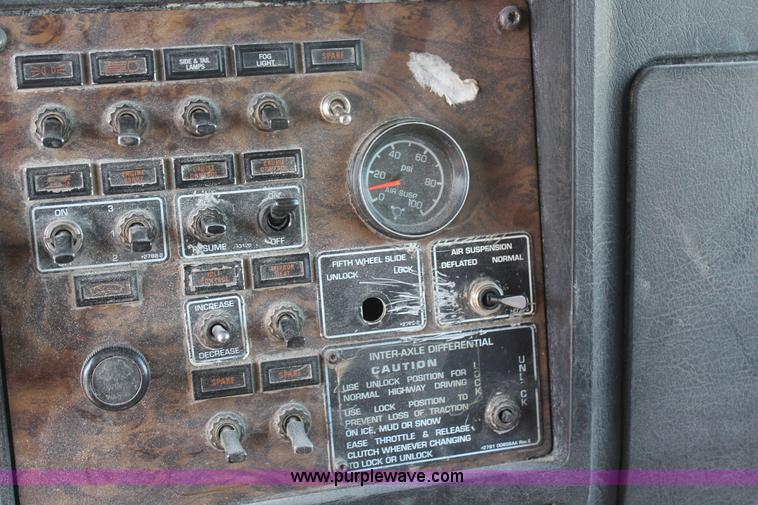 image for item G5357 1995 Kenworth T600 semi truck