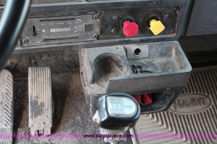 image for item G5357 1995 Kenworth T600 semi truck