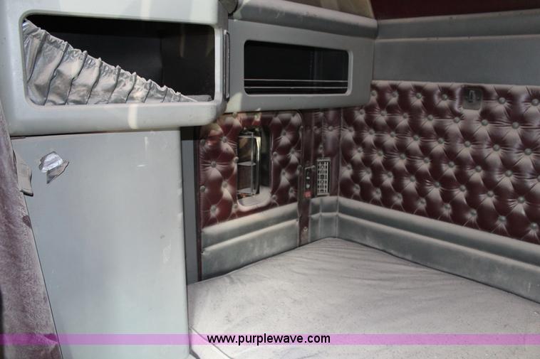 image for item G5357 1995 Kenworth T600 semi truck