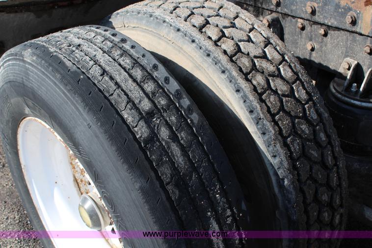 image for item G5357 1995 Kenworth T600 semi truck