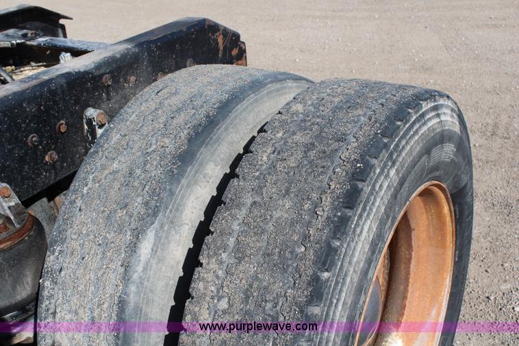 image for item G5357 1995 Kenworth T600 semi truck