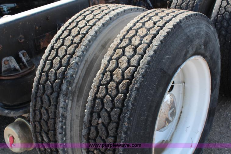 image for item G5357 1995 Kenworth T600 semi truck