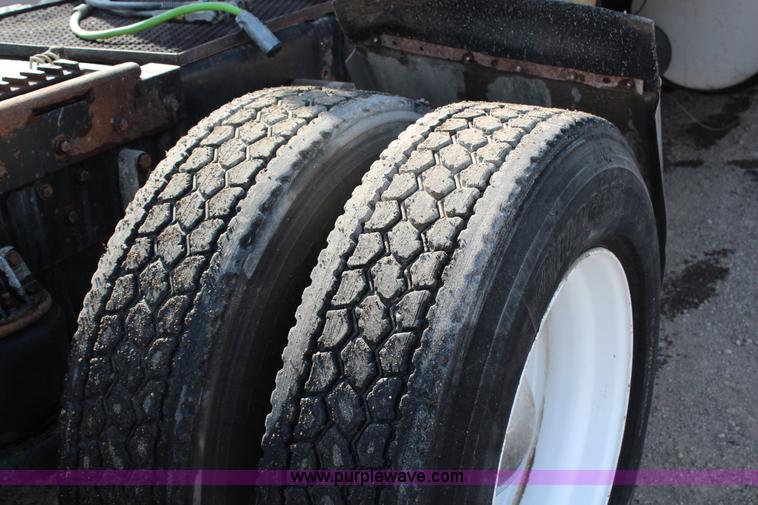 image for item G5357 1995 Kenworth T600 semi truck