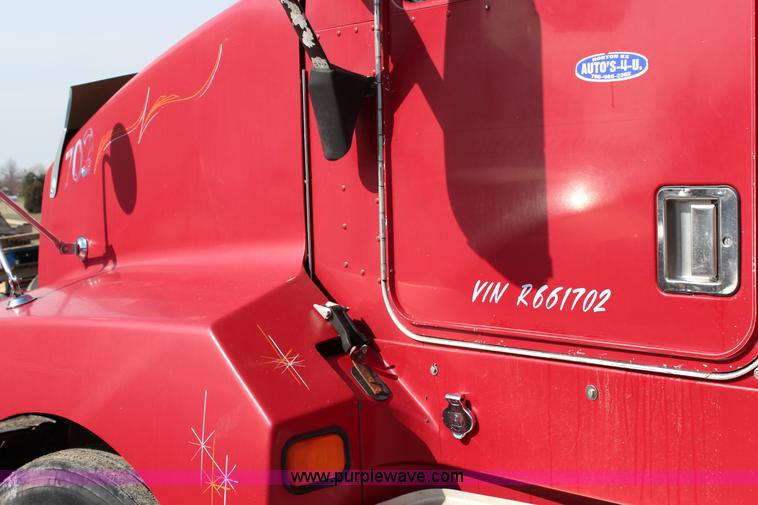 image for item G5357 1995 Kenworth T600 semi truck