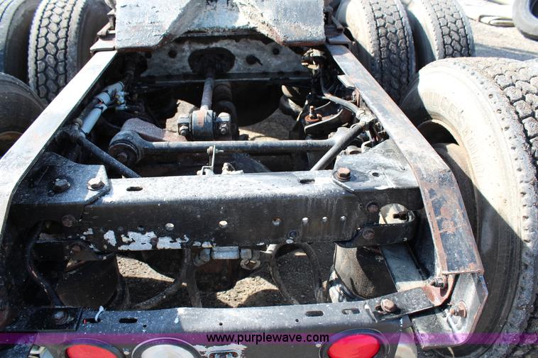 image for item G5357 1995 Kenworth T600 semi truck