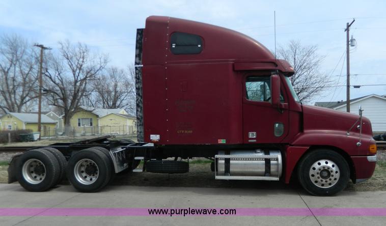 image for item G7823 2000 Freightliner Century Classic semi truck