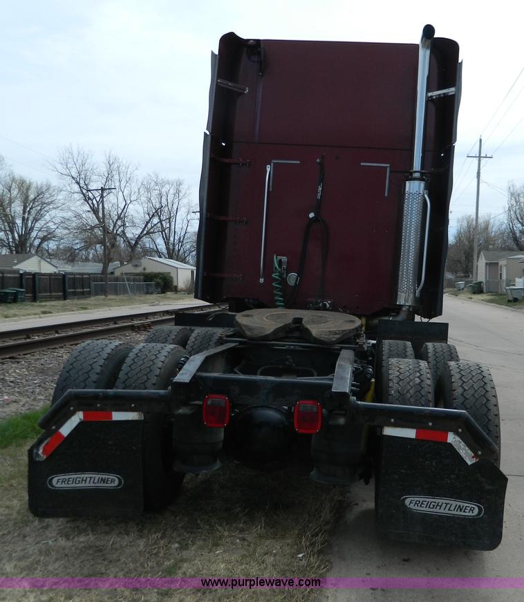 image for item G7823 2000 Freightliner Century Classic semi truck