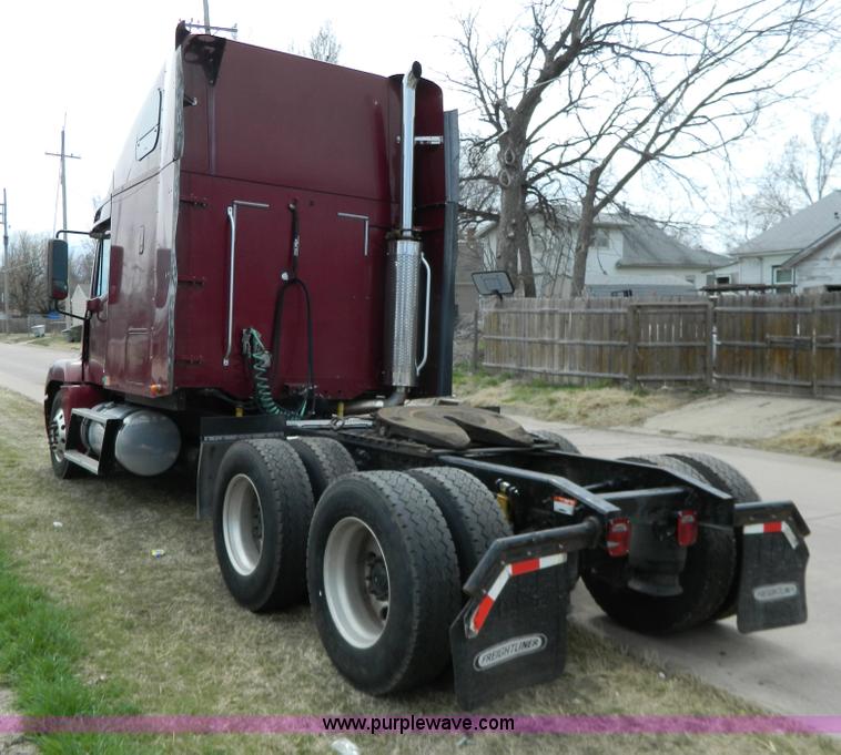 image for item G7823 2000 Freightliner Century Classic semi truck