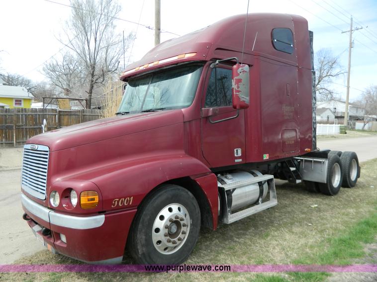 image for item G7823 2000 Freightliner Century Classic semi truck