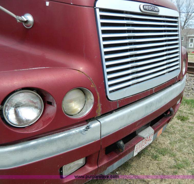 image for item G7823 2000 Freightliner Century Classic semi truck
