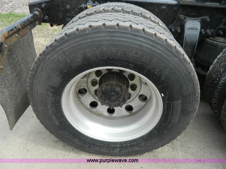 image for item G7823 2000 Freightliner Century Classic semi truck