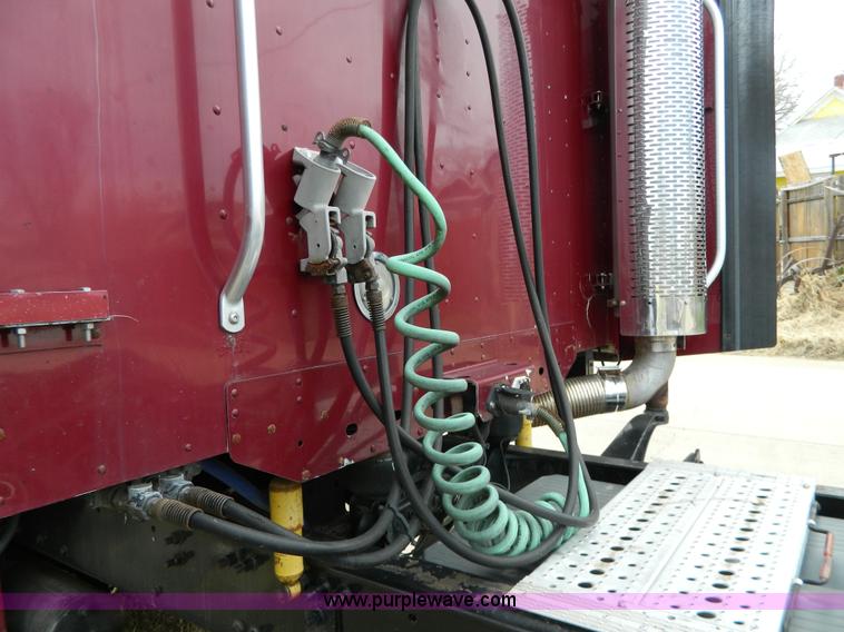 image for item G7823 2000 Freightliner Century Classic semi truck