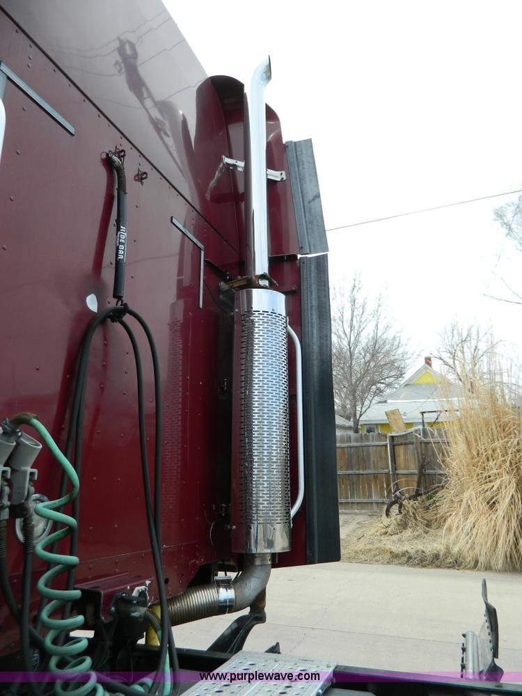 image for item G7823 2000 Freightliner Century Classic semi truck