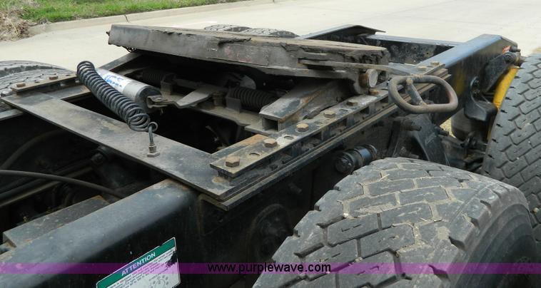 image for item G7823 2000 Freightliner Century Classic semi truck