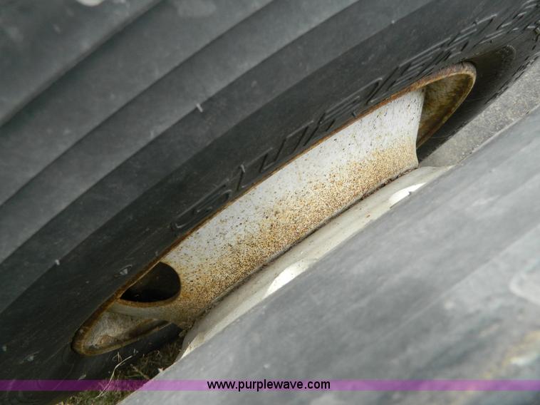 image for item G7823 2000 Freightliner Century Classic semi truck