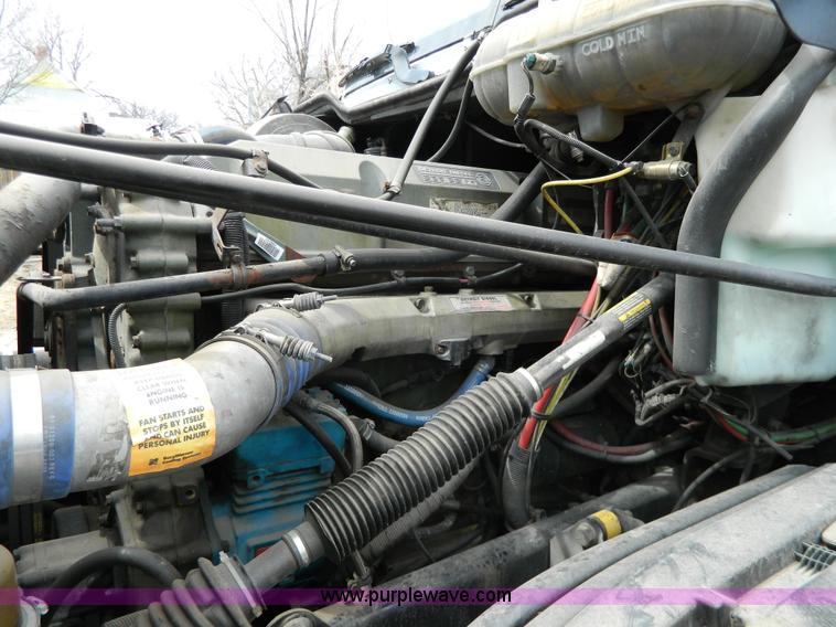 image for item G7823 2000 Freightliner Century Classic semi truck