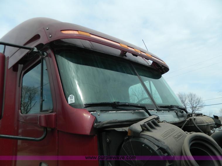 image for item G7823 2000 Freightliner Century Classic semi truck