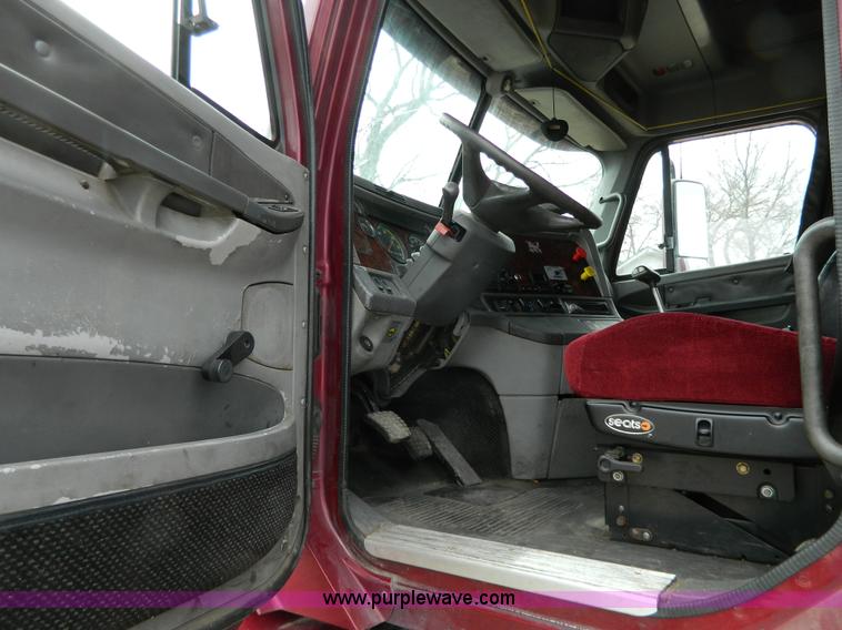 image for item G7823 2000 Freightliner Century Classic semi truck