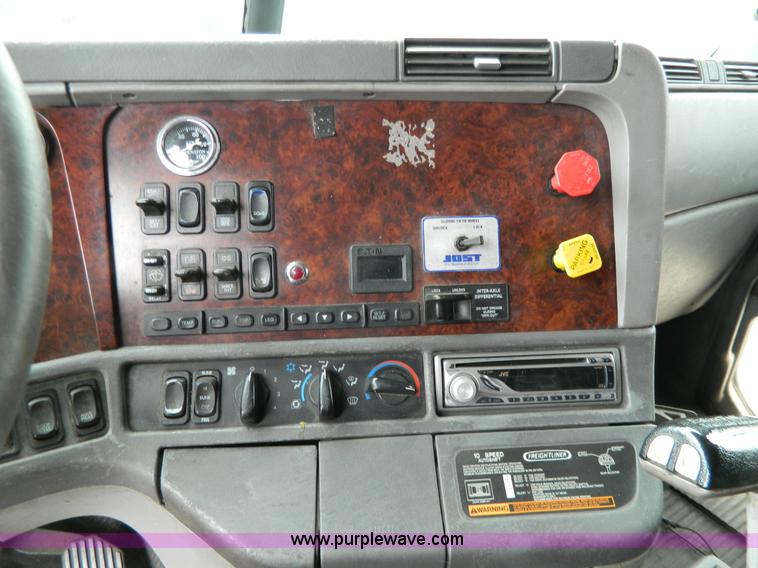 image for item G7823 2000 Freightliner Century Classic semi truck