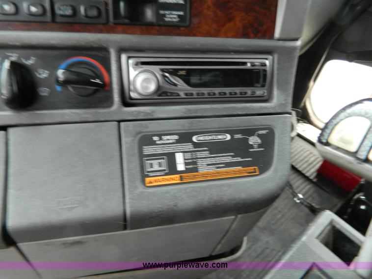 image for item G7823 2000 Freightliner Century Classic semi truck