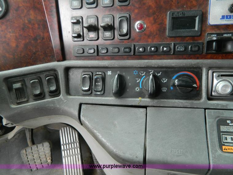 image for item G7823 2000 Freightliner Century Classic semi truck