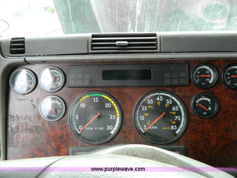 image for item G7823 2000 Freightliner Century Classic semi truck