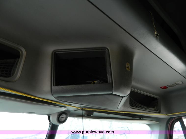 image for item G7823 2000 Freightliner Century Classic semi truck