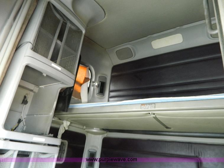 image for item G7823 2000 Freightliner Century Classic semi truck