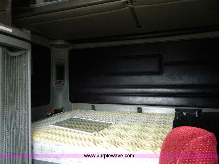 image for item G7823 2000 Freightliner Century Classic semi truck