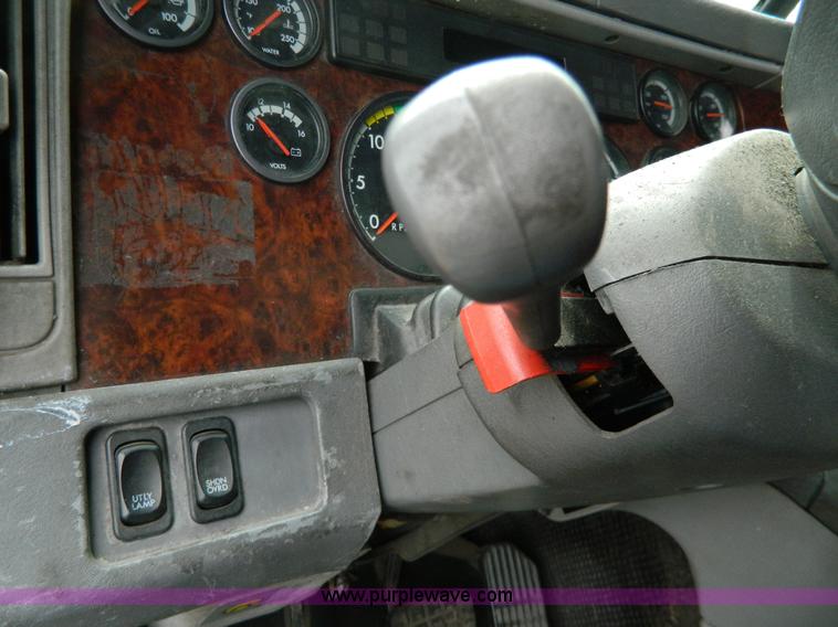 image for item G7823 2000 Freightliner Century Classic semi truck