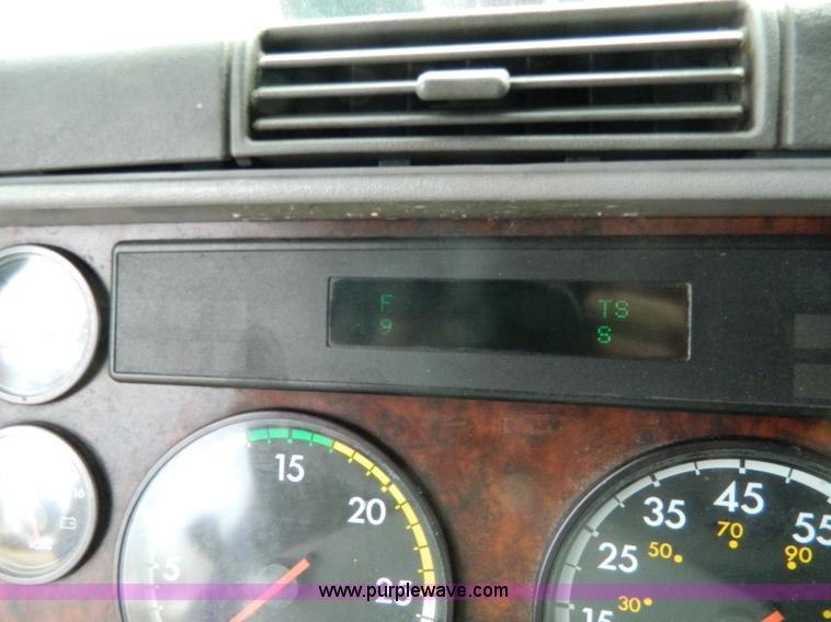 image for item G7823 2000 Freightliner Century Classic semi truck