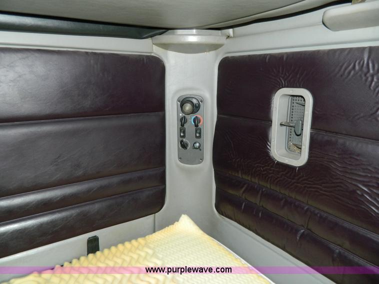 image for item G7823 2000 Freightliner Century Classic semi truck