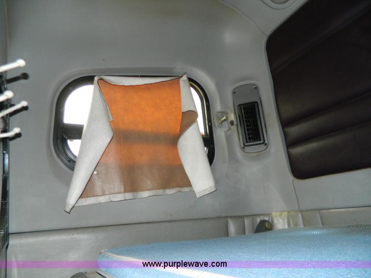 image for item G7823 2000 Freightliner Century Classic semi truck