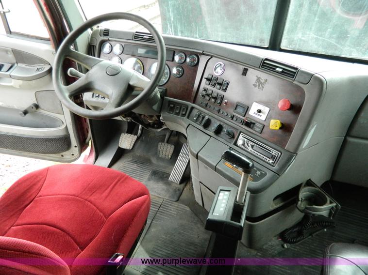 image for item G7823 2000 Freightliner Century Classic semi truck