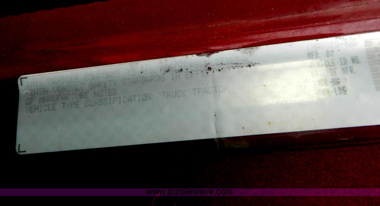 image for item G7823 2000 Freightliner Century Classic semi truck