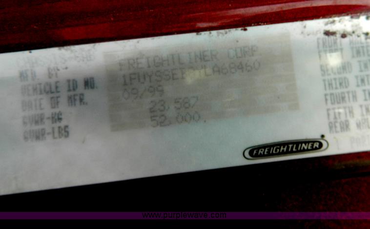 image for item G7823 2000 Freightliner Century Classic semi truck