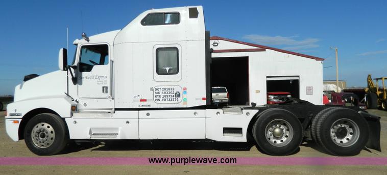 image for item G7828 1997 Kenworth T600 AeroCab semi truck