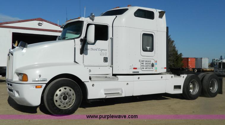 image for item G7828 1997 Kenworth T600 AeroCab semi truck