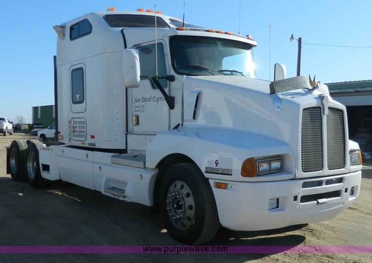 image for item G7828 1997 Kenworth T600 AeroCab semi truck