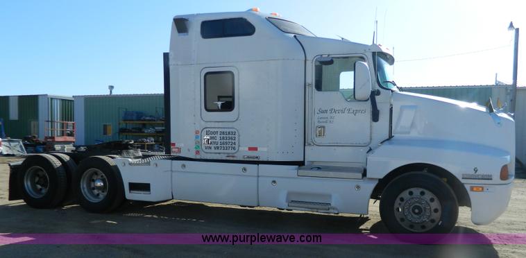 image for item G7828 1997 Kenworth T600 AeroCab semi truck