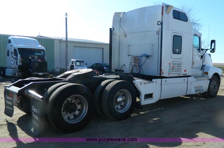 image for item G7828 1997 Kenworth T600 AeroCab semi truck