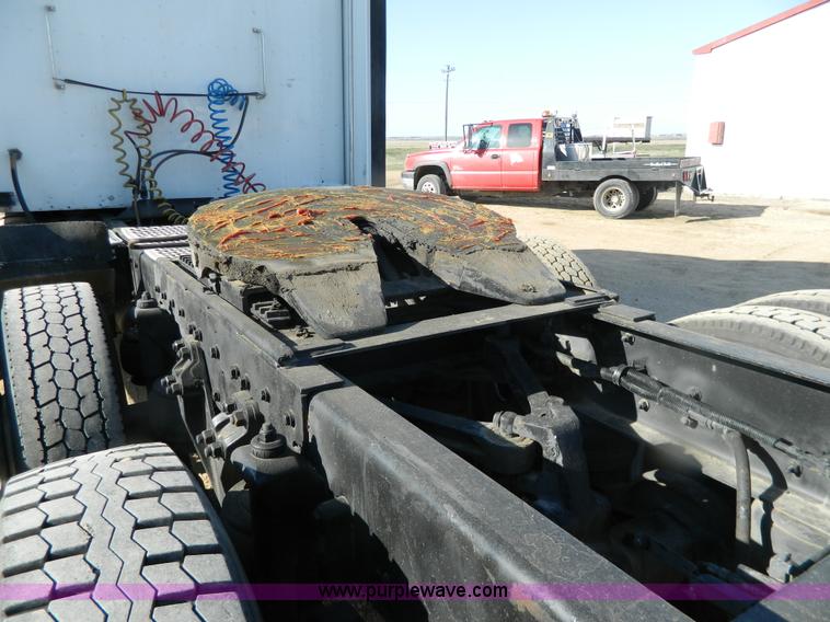 image for item G7828 1997 Kenworth T600 AeroCab semi truck