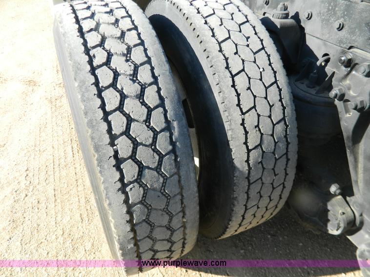 image for item G7828 1997 Kenworth T600 AeroCab semi truck